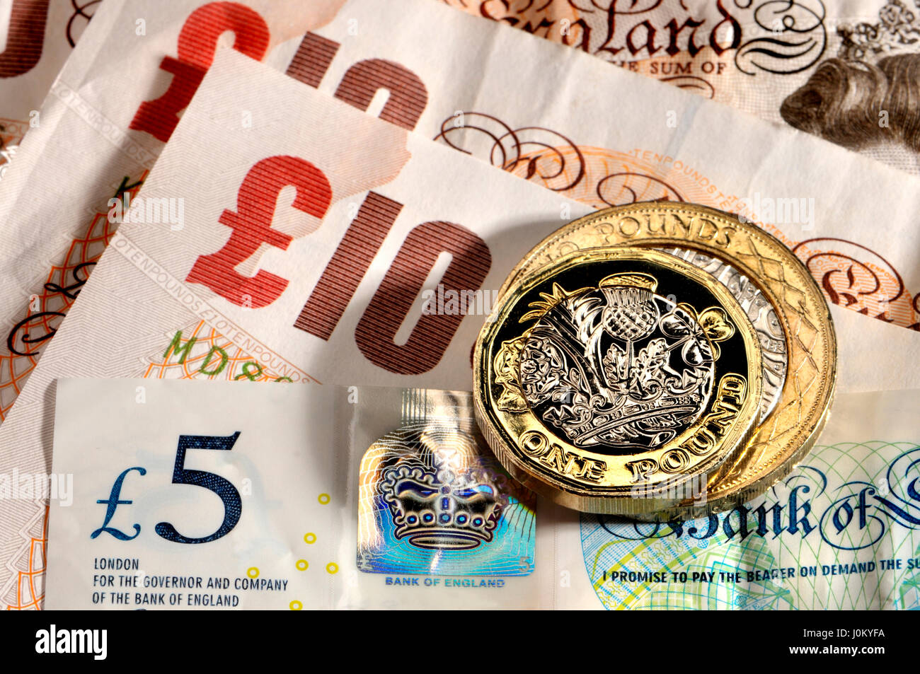 British pound coin - dodici facciate bimetallici di 2017 release (datata 2016) con 2 sterline moneta, £5 nota di polimero e di £ 10 note Foto Stock
