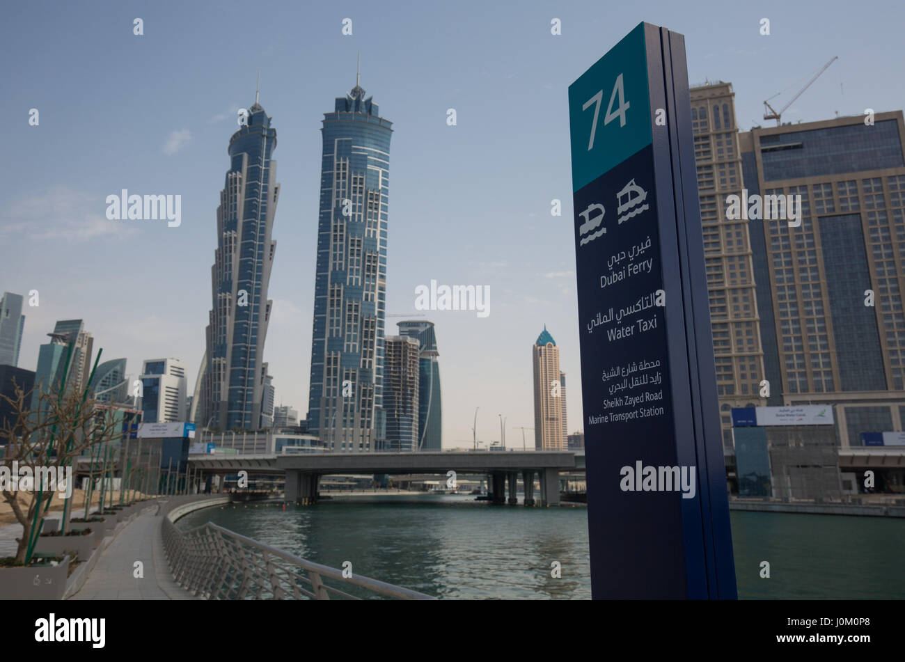 Vista del JW Marriott Marquis hotel da Business Bay Marine stazione di trasporto in Dubai, EAU. Foto Stock