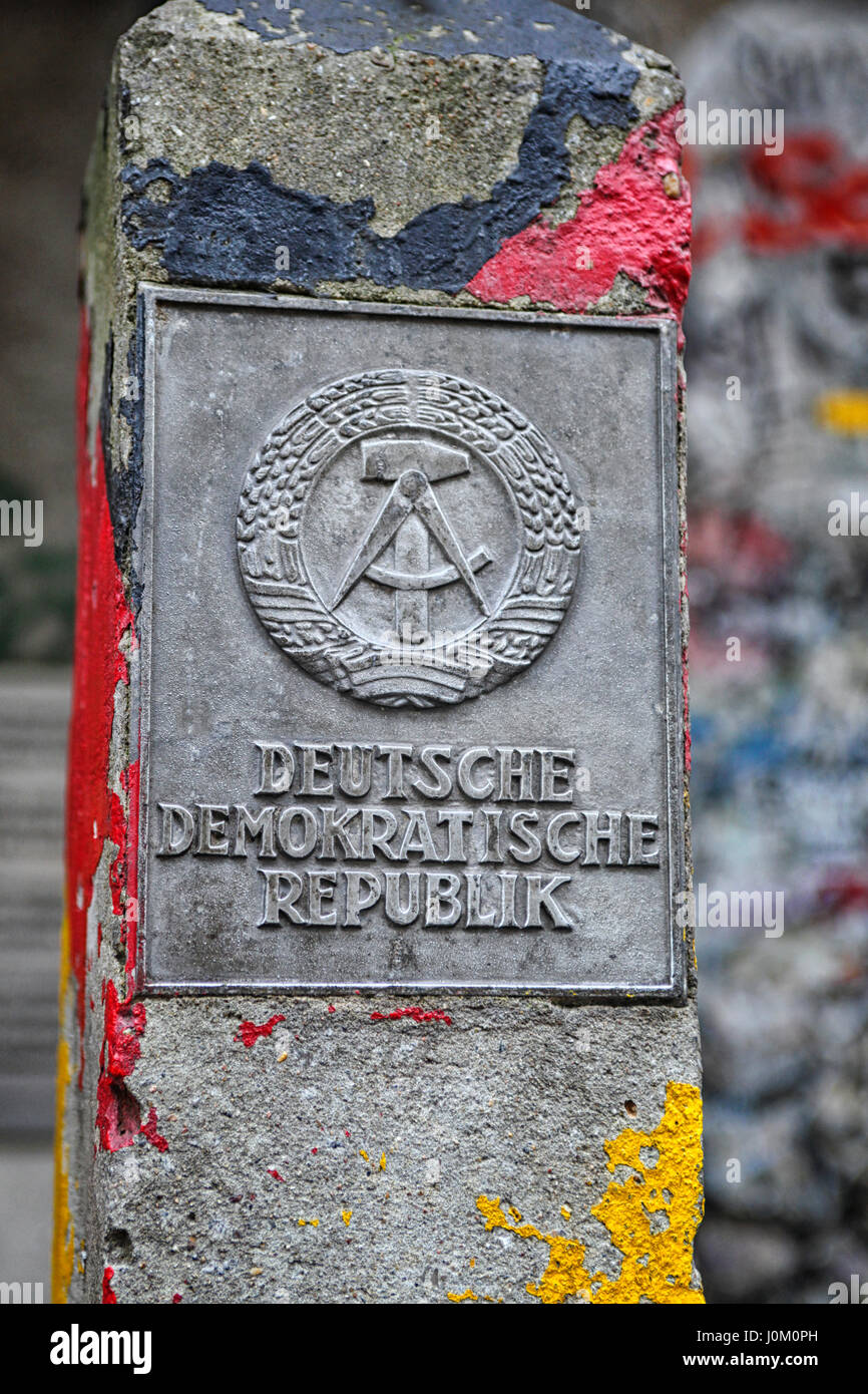 Frammento di Oriente con il muro di Berlino DDR comunista segno. Foto Stock