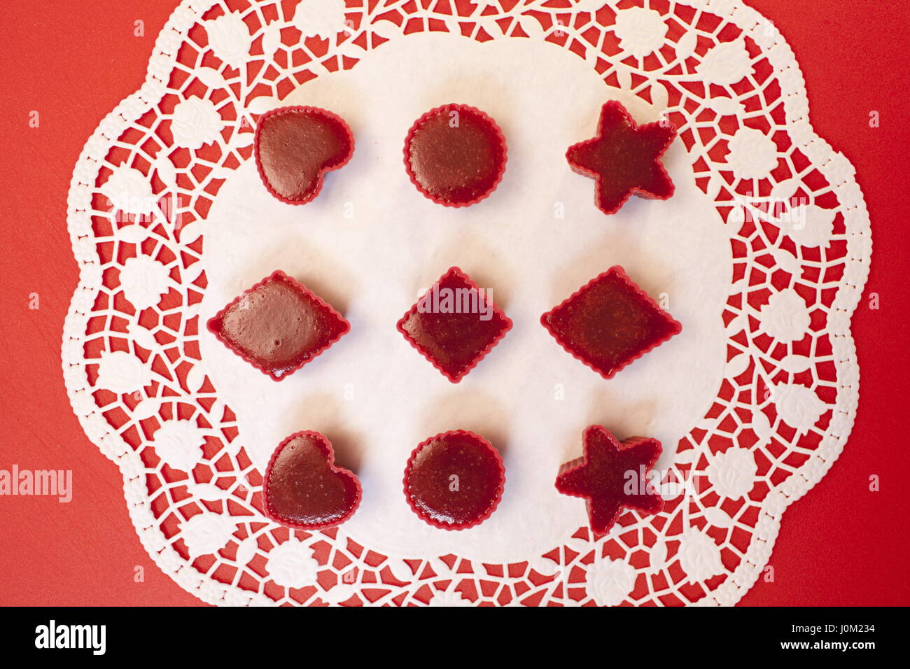 Fatte a mano la marmellata di arance rosse in stampi tovagliolo bianco, vista aerea Foto Stock