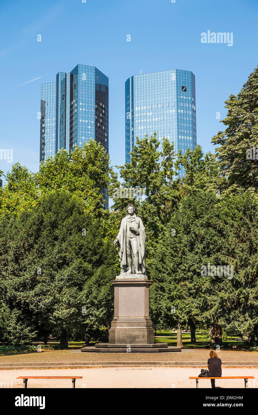 Fermata taunusanlage, monumento a Schiller, deutsche bank torri in background Foto Stock