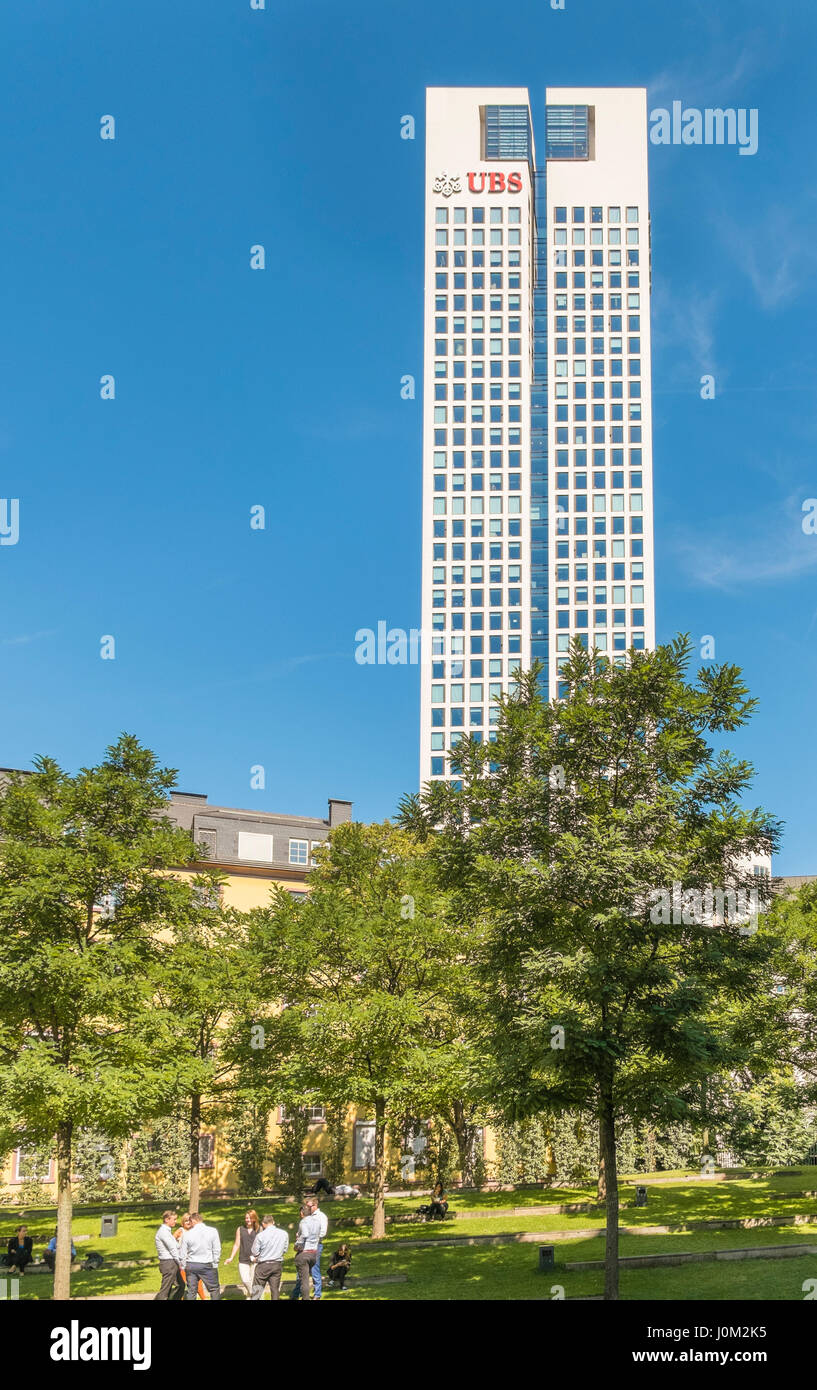Banchieri prendendo una pausa pranzo, opernturm, opera tower, tedesco sede della banca svizzera UBS in background e il quartiere finanziario Foto Stock