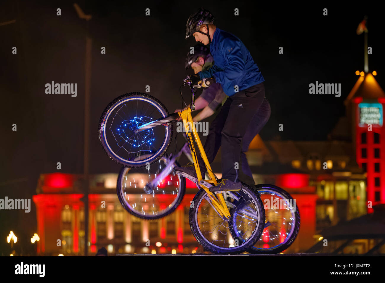 BMX trick biker sta facendo wheelstand al Canada's 150 anno celebrazione di compleanno feste di Capodanno2016-Victoria, British Columbia, Canada. Foto Stock