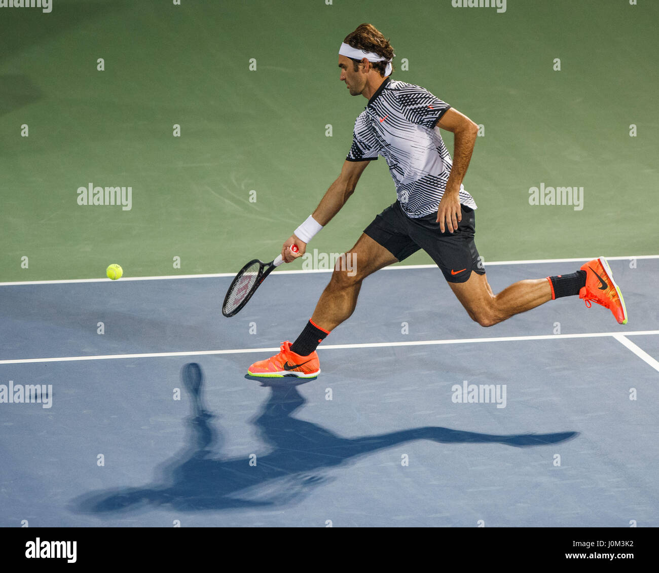 Roger Federer (sui) in azione Foto Stock