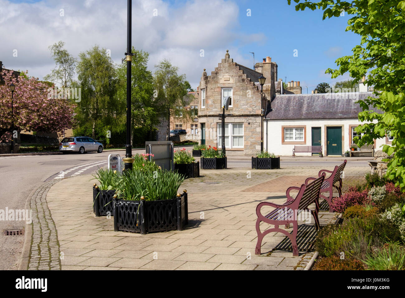 I sedili a panchina nel centro storico della piccola cittadina scozzese. Royal Burgh di Dornoch, Sutherland, Highland, Scozia, Regno Unito, Gran Bretagna Foto Stock