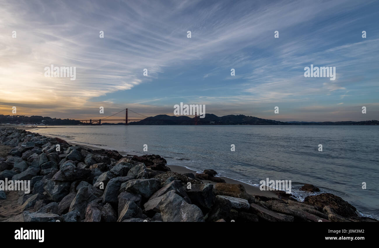 La spiaggia e il Golden Gate bridge al tramonto - San Francisco, California, Stati Uniti d'America Foto Stock