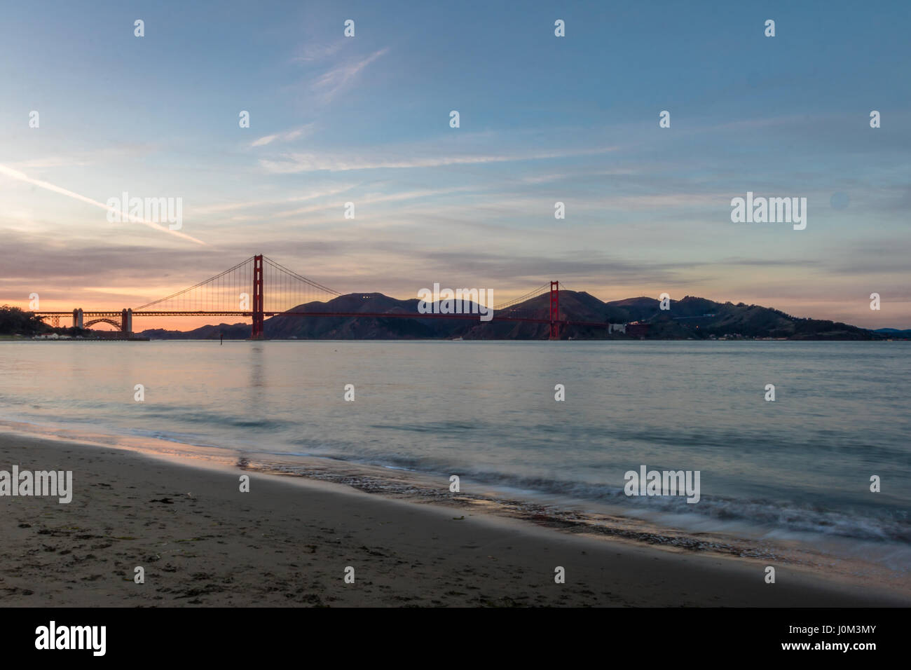 La spiaggia e il Golden Gate bridge al tramonto - San Francisco, California, Stati Uniti d'America Foto Stock