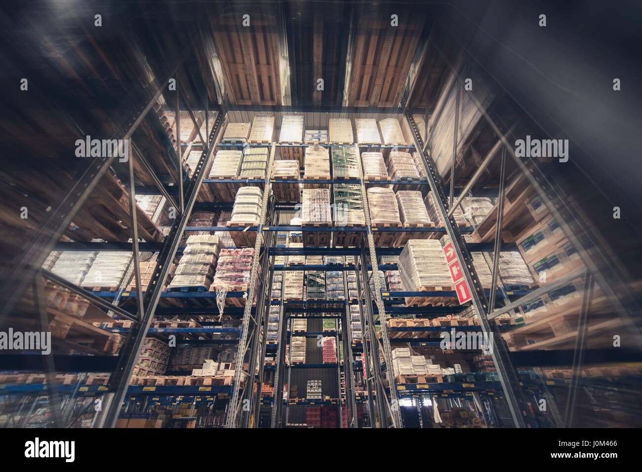 Magazzino di stoccaggio dei prodotti. Cibo enorme impianto di stoccaggio. Altezza rack del magazzino. Foto Stock
