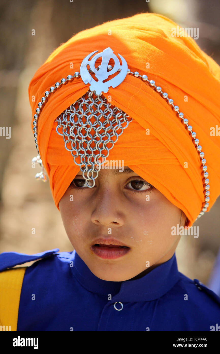 Anantnag, India. Xiv Apr, 2017. Giovani del Kashmir guerrieri Sikh durante sfoggiare la loro abilità nella religione Sikh arte marziale nota come 'Gatka' durante la partecipazione a una processione a Cahtisinghpora Anantnag alcuni 55 Km da Srinagar la capitale estiva del Kashmir. Il festival ha un significato speciale per i sikh in quanto segna il giorno nel 1699, quando il loro decimo Guru Gobind Singh ha organizzato l'ordine dei khalsa, un corpo collettivo di avviato sikh. Credito: Muneeb Ul Islam/Pacific Press/Alamy Live News Foto Stock