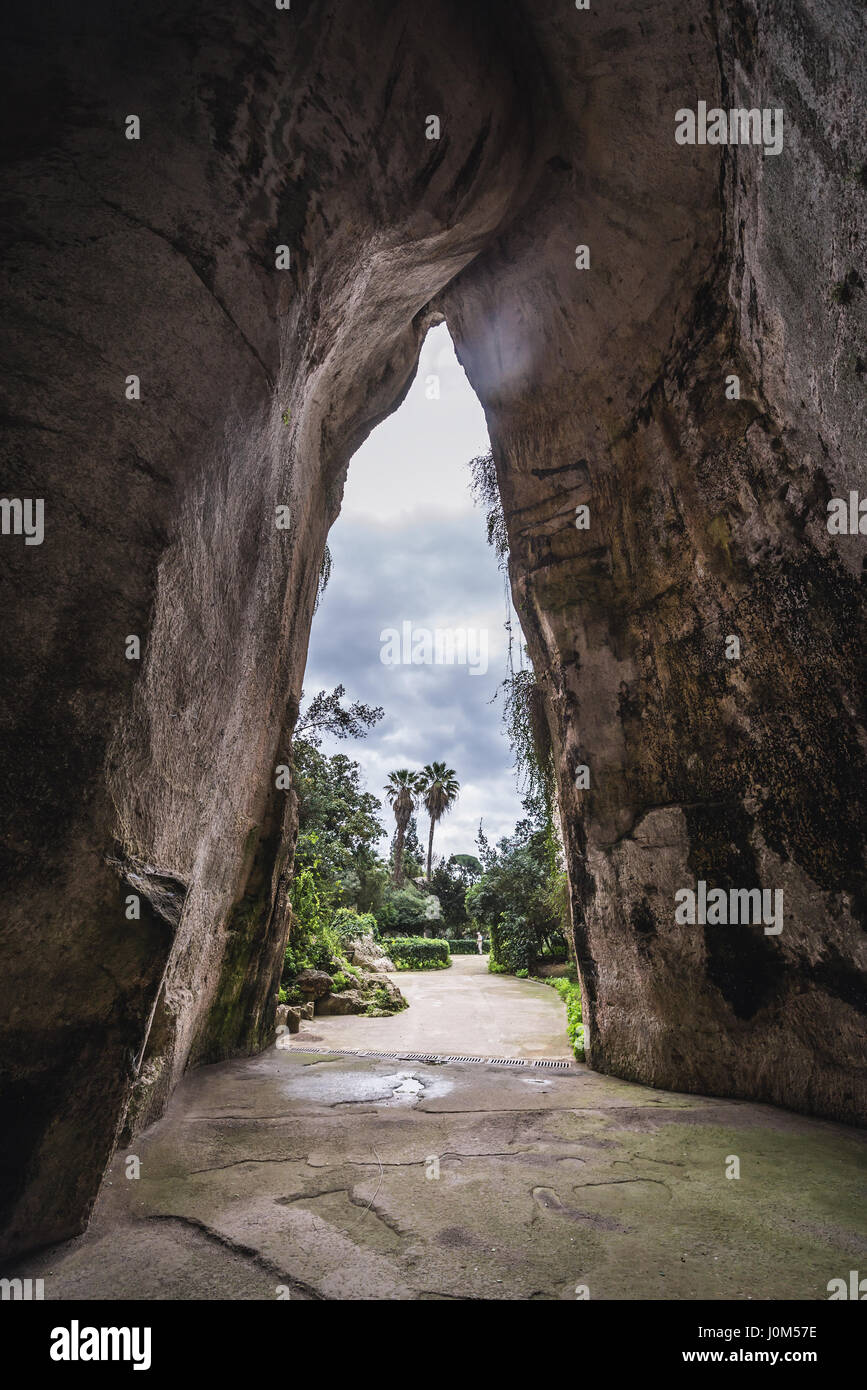 All'interno dell'Orecchio di Dionisio grotta in Acquario tropicale antica cava, parte del Parco Archeologico della Neapolis nella città di Siracusa, Sicilia Isola, Italia Foto Stock