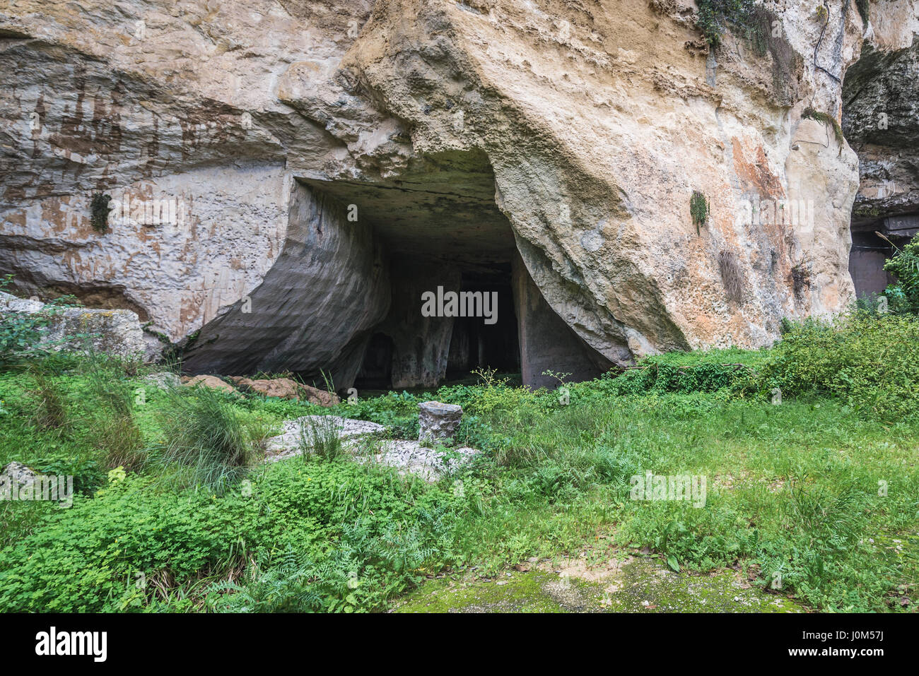 Ingresso alla Grotta Ropemakers in Acquario tropicale antica cava, parte  del Parco Archeologico della Neapolis nella città di Siracusa, Sicilia  Isola, Italia Foto stock - Alamy