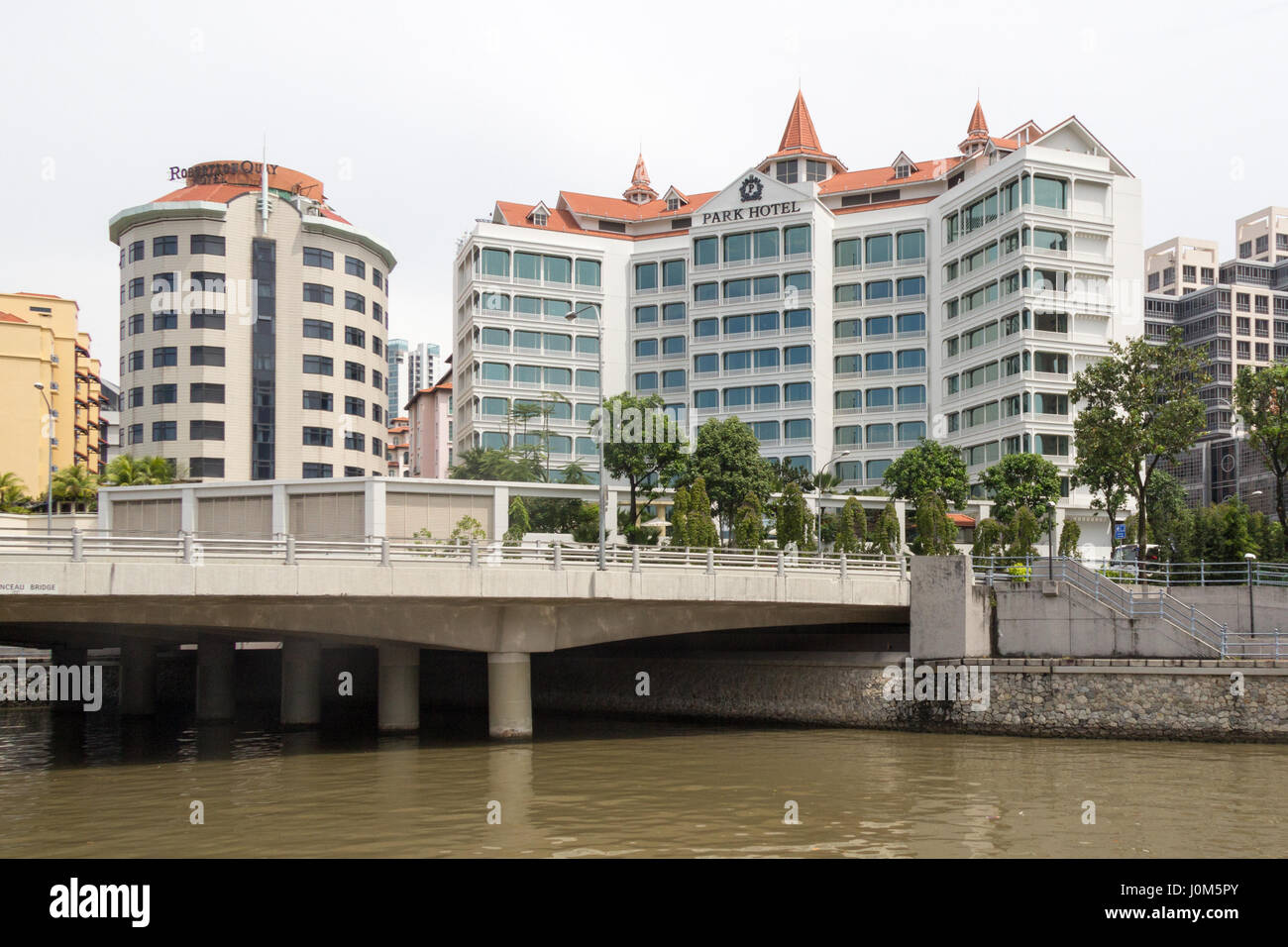 Il Park Hotel e il fiume Singapore a Robertson's Quay, Singapore Foto Stock