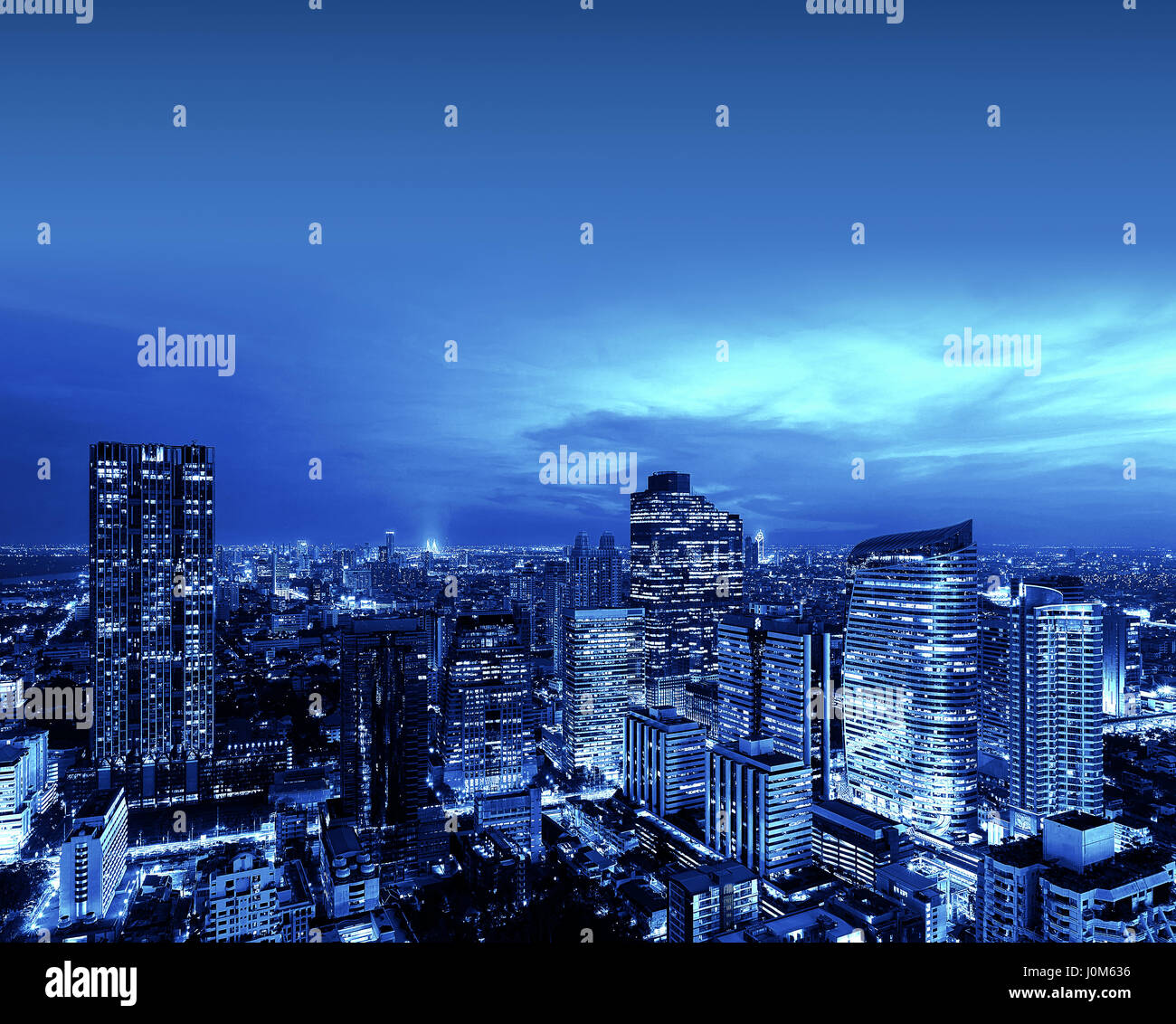 Il centro di Bangkok di notte, grattacieli, Thailandia Foto Stock