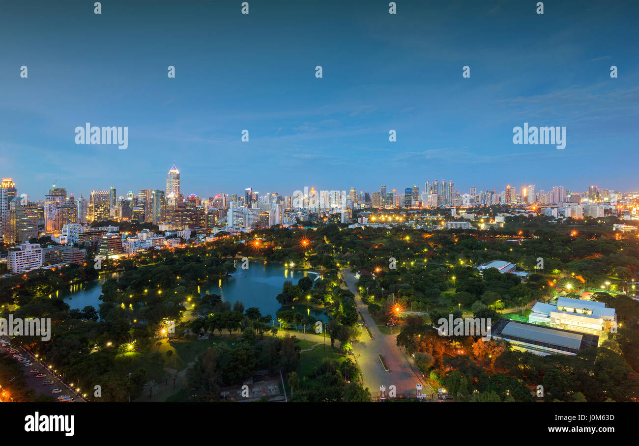 Lumpini Park nel centro cittadino di notte, Bangkok, Thailandia Foto Stock
