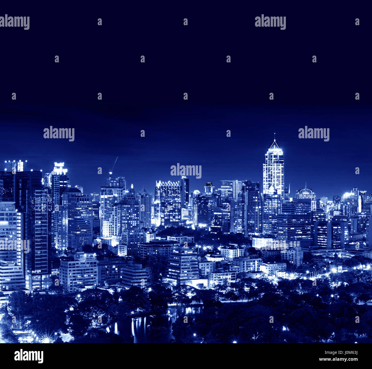 Grattacieli nel centro cittadino di Bangkok di notte, Thailandia Foto Stock