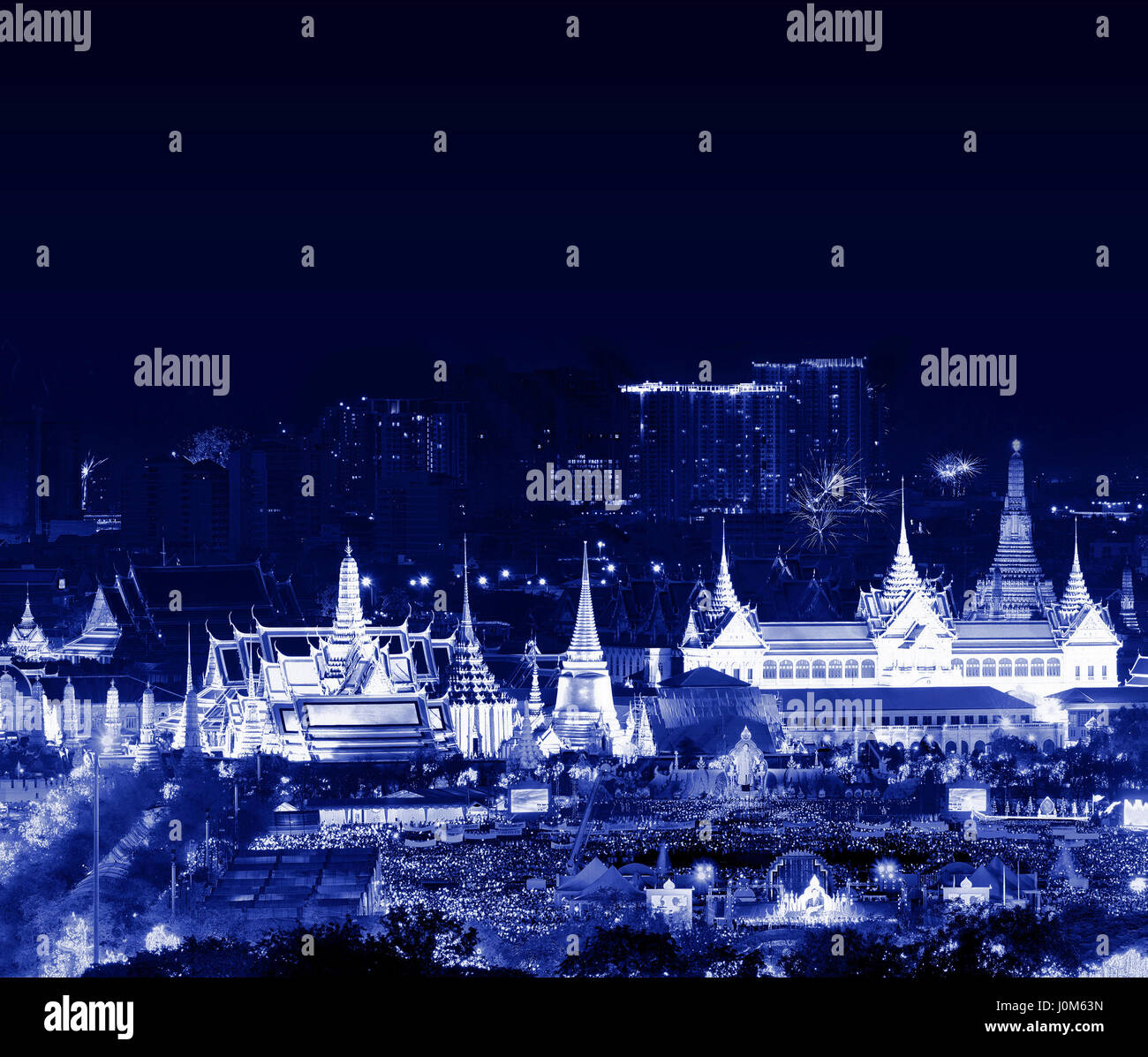 Fuochi d'artificio del padre del giorno presso il Buddha di Smeraldo, Bangkok, Thailandia Foto Stock