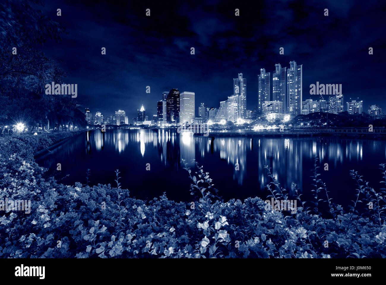 Parco Benjakitti al crepuscolo, Bangkok, Thailandia Foto Stock