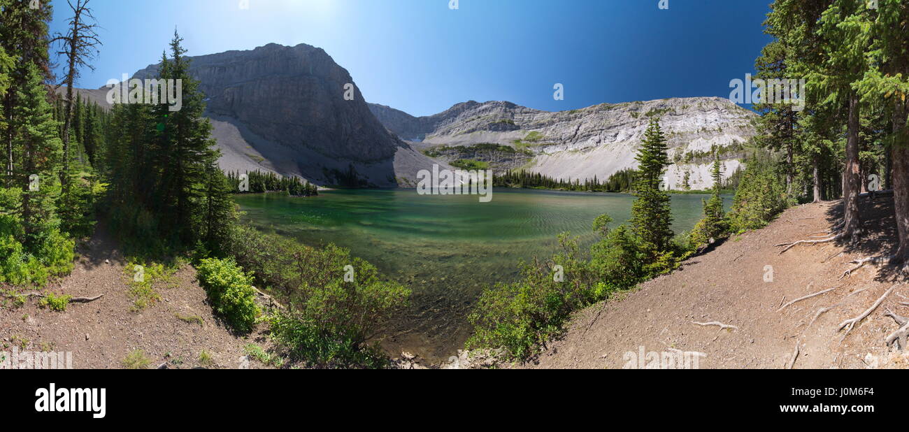 Finestra lago di montagna waters edge dal sentiero orientale Foto Stock