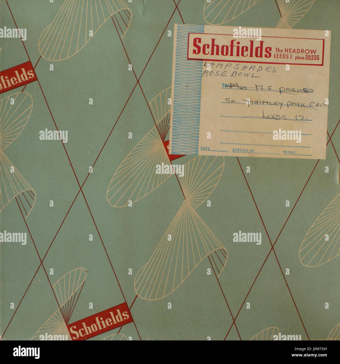 Schofields department store, Headrow, Leeds. Vintage hat box con stile anni Cinquanta il design atomica grafica sulla scatola. Etichetta di consegna. Retrò di imballaggio. Foto Stock