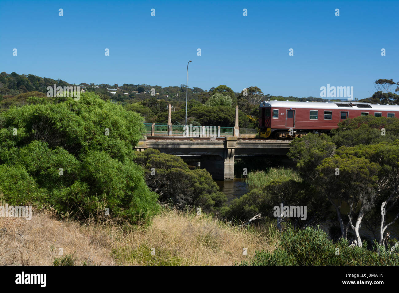 Victor Harbor, South Australia - Dicembre 18, 2016: Diesel Cockle treno sul ponte che attraversa il fiume Hindmarsh vicino alla bocca. Foto Stock