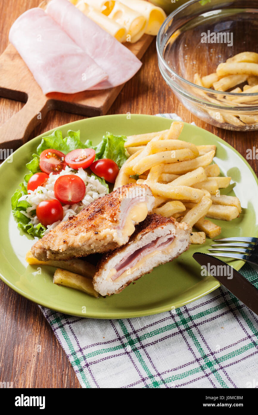 Cotoletta Cordon Bleu Con Lombata Di Maiale Servito Con Patate Fritte E Insalata Su Una Piastra Vista Superiore Foto Stock Alamy