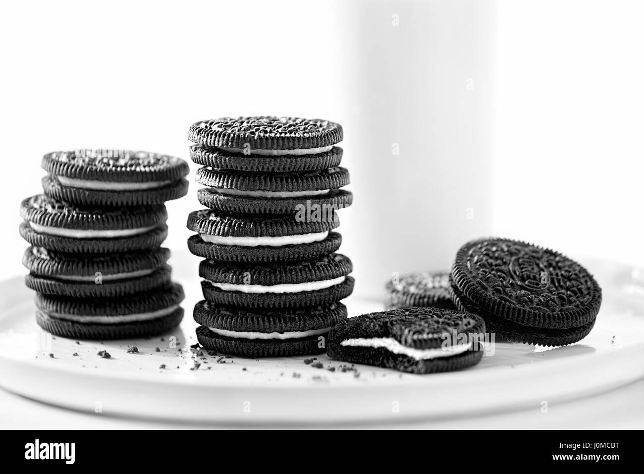 Oreo cookie al cioccolato impilati, servito il latte Foto Stock