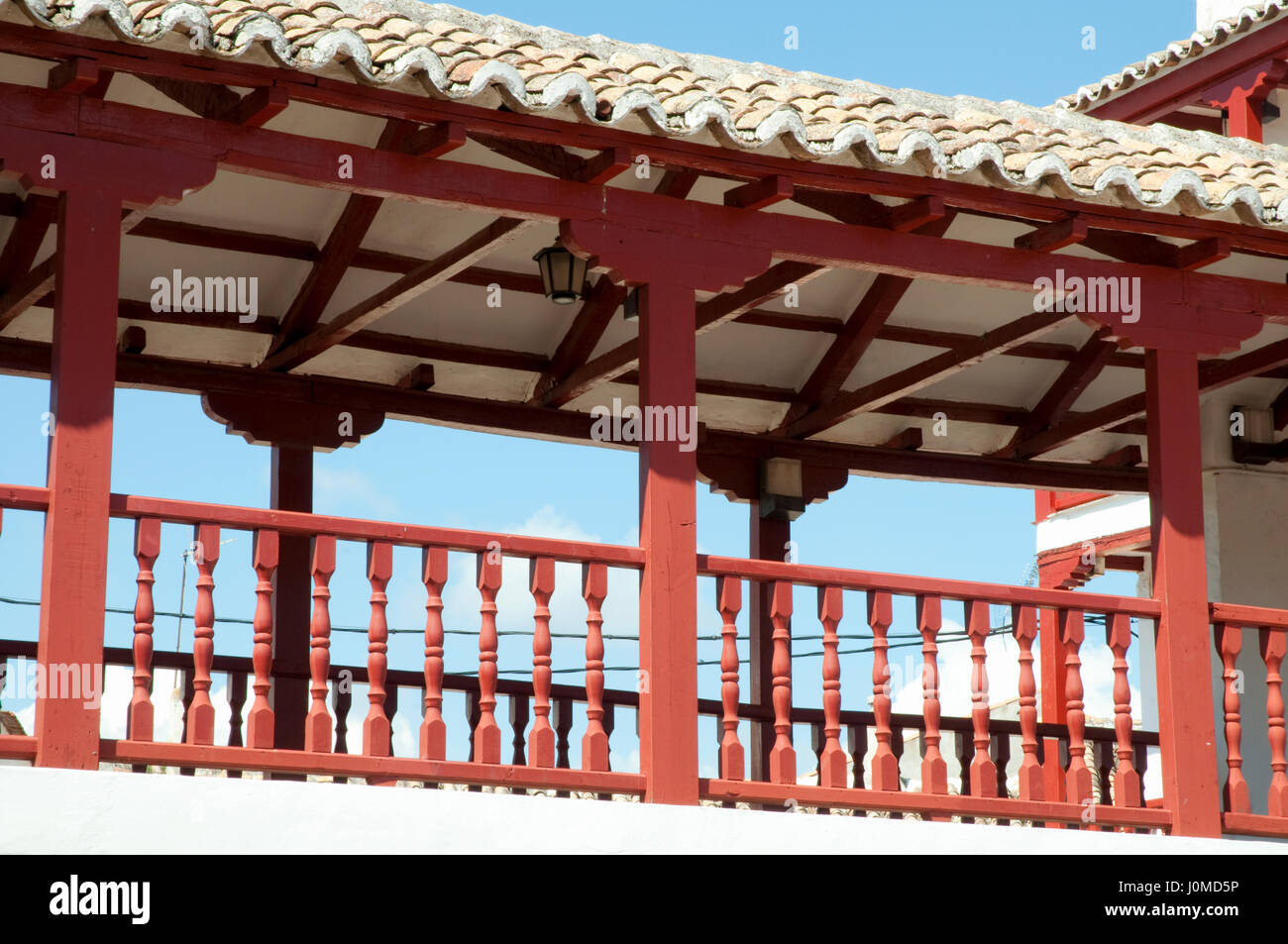 Dettaglio dei balconi e arcade in Plaza Mayor. A Puerto Lapice, Ciudad Real Provincia, Castilla La Mancha, in Spagna. Foto Stock