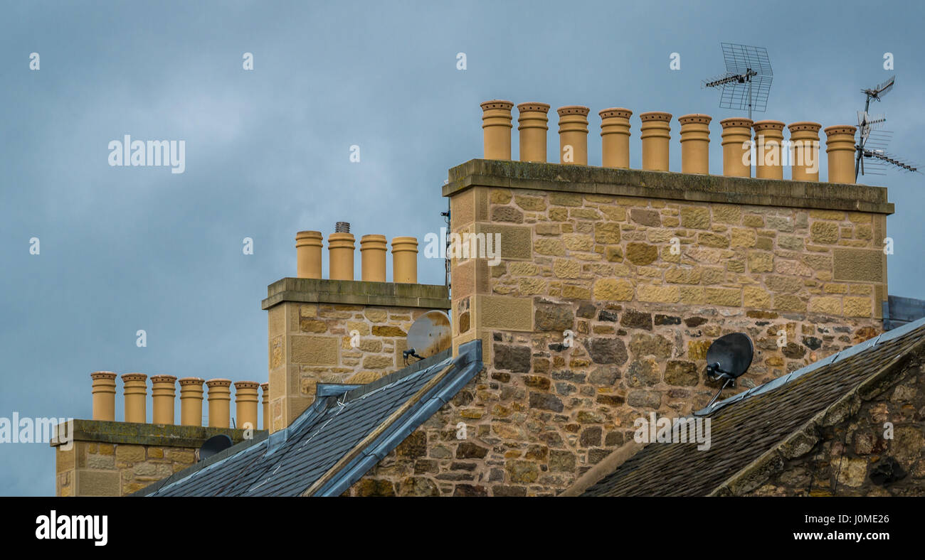 Primo piano vista camino pentole su camini stack sul tetto di vecchi edifici in pietra, Haddington, East Lothian, Scozia, Regno Unito Foto Stock