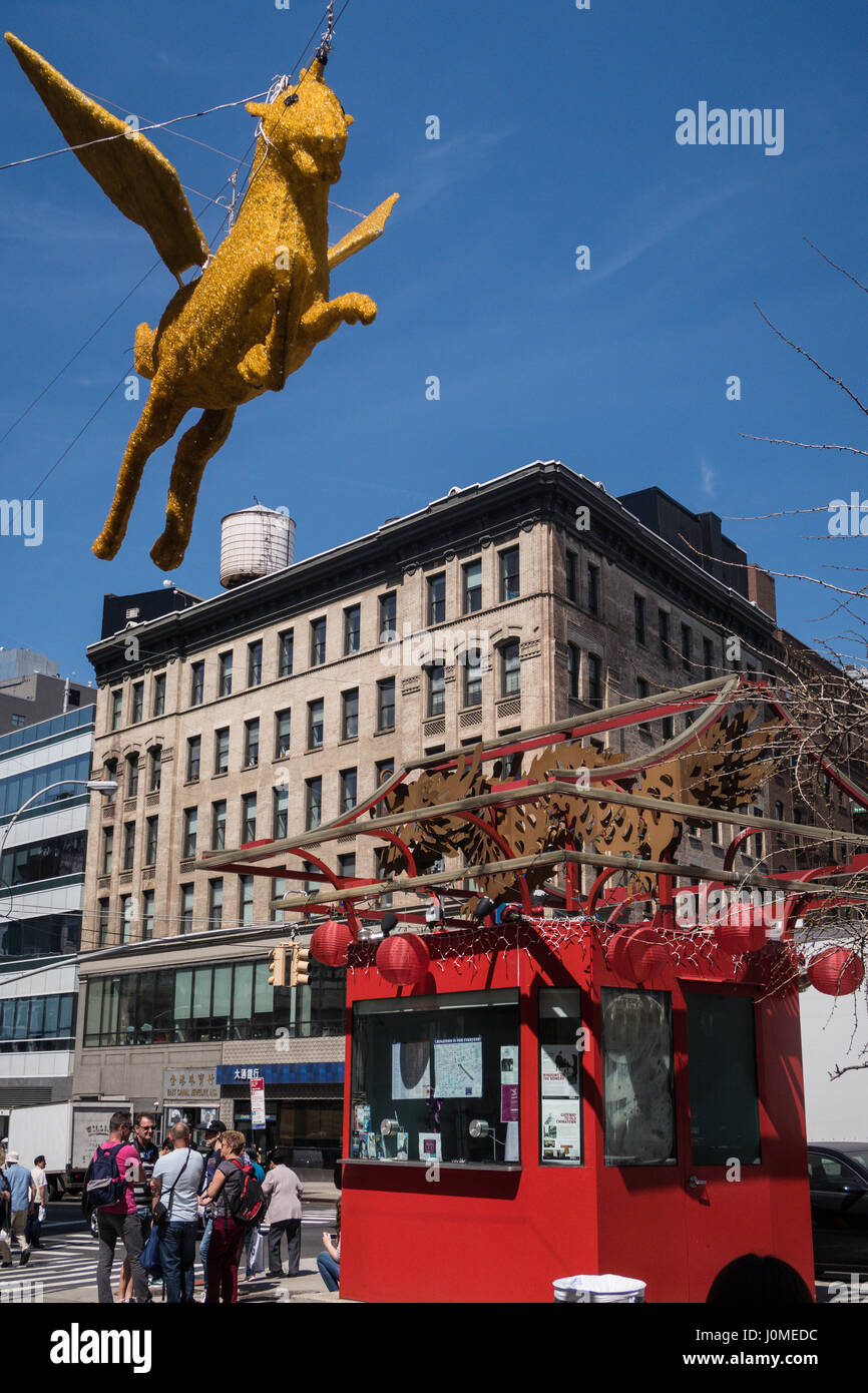 Pegasus mitico flying horse decorazione e chiosco informazioni, Chinatown, NYC, STATI UNITI D'AMERICA Foto Stock
