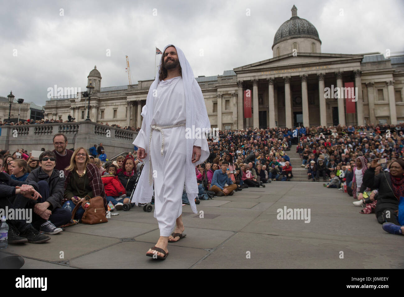 L'attore James Burke-Dunsmore come Gesù durante un concerto di Pasqua della Passione di Gesù dalla Wintershall giocatori in Trafalgar Square, London . Foto Stock