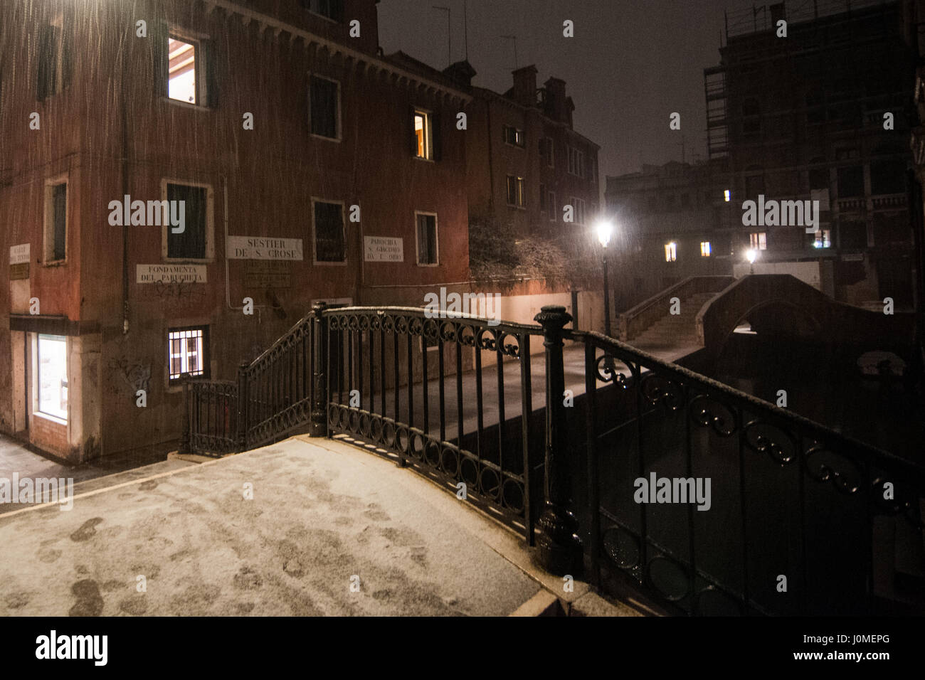 Un ponte e un canale completamente bianco durante un pesante neve a Venezia. Foto Stock