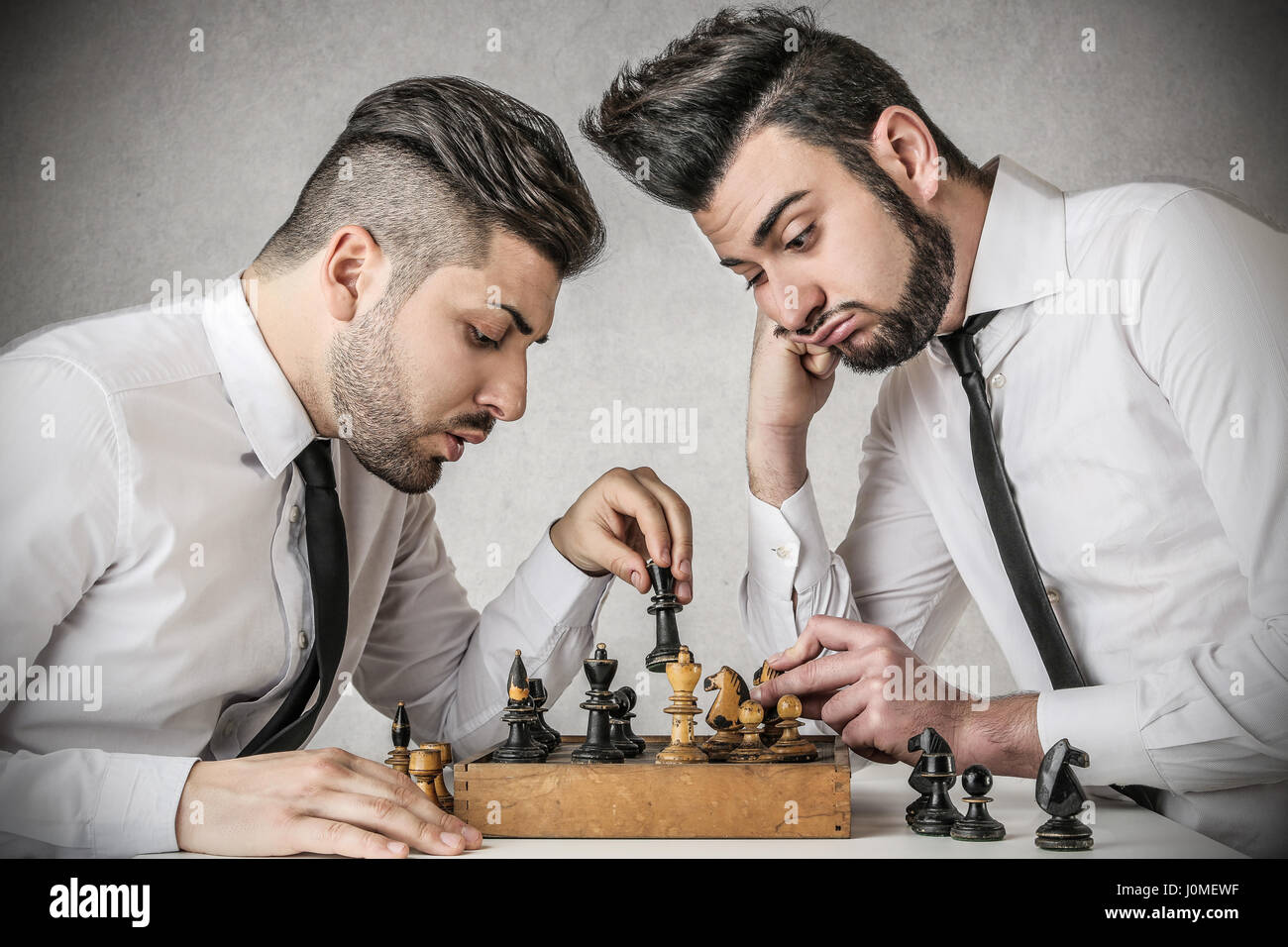 2 Gli uomini che giocano a scacchi Foto Stock