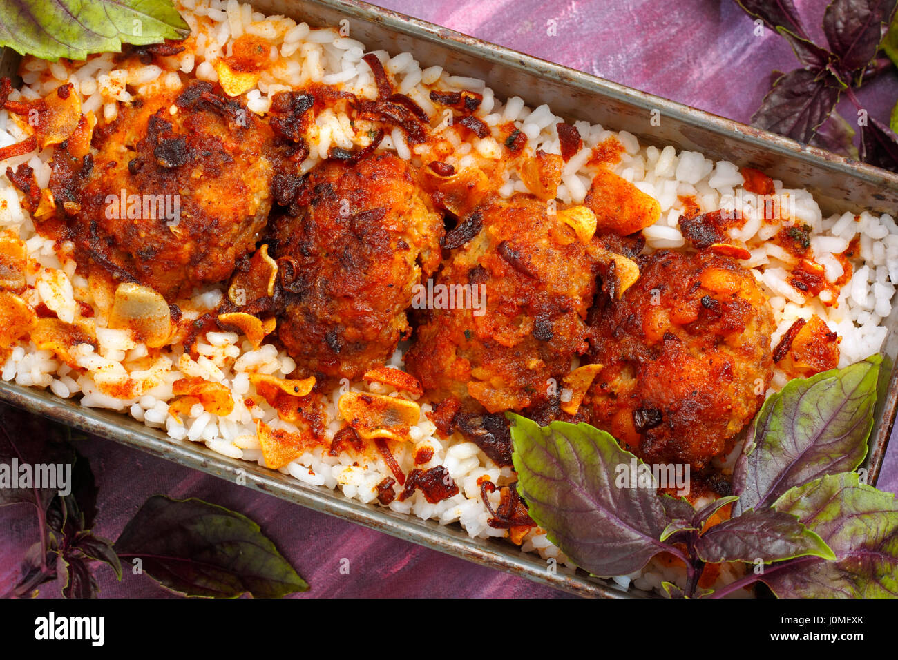 Teglia riempita l arrosto di polpette di carne e riso Foto Stock