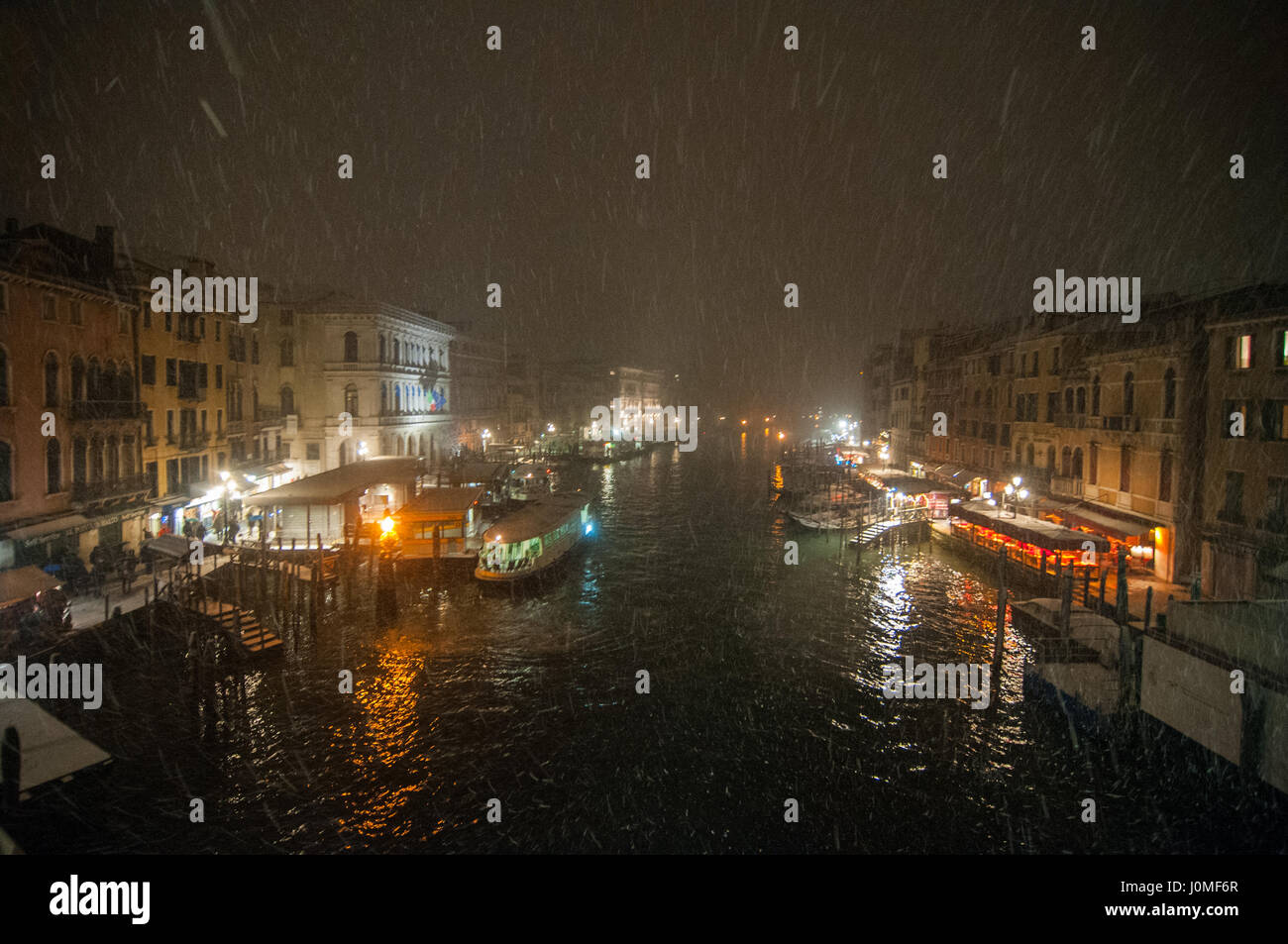 La neve cade sul Canal Grande di Venezia. Foto Stock