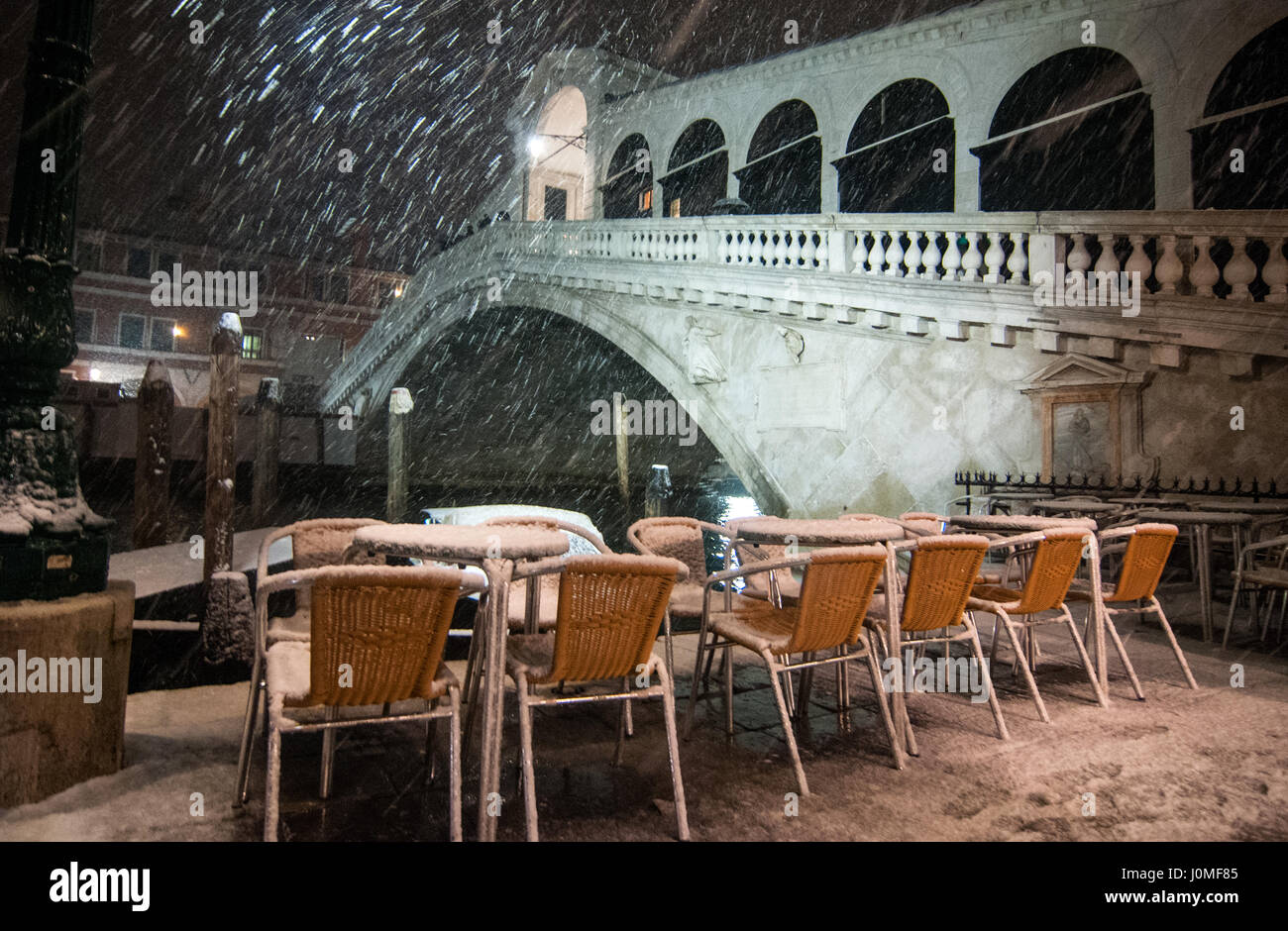Ponte di Rialto durante un pesante neve a Venezia. Foto Stock