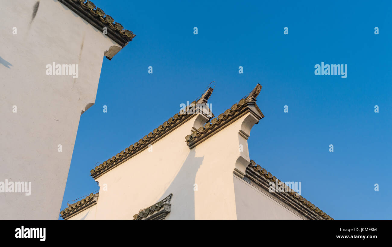 Testa di cavallo parete nera con tegole e mattoni sulla sommità della parete del cinese tradizionale architettura di Anhui utilizzata per la separazione di singoli cortile privato Foto Stock