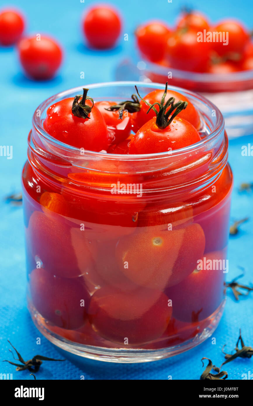 Cocktail pomodori in vaso aperto con sfondo non focalizzato Foto Stock