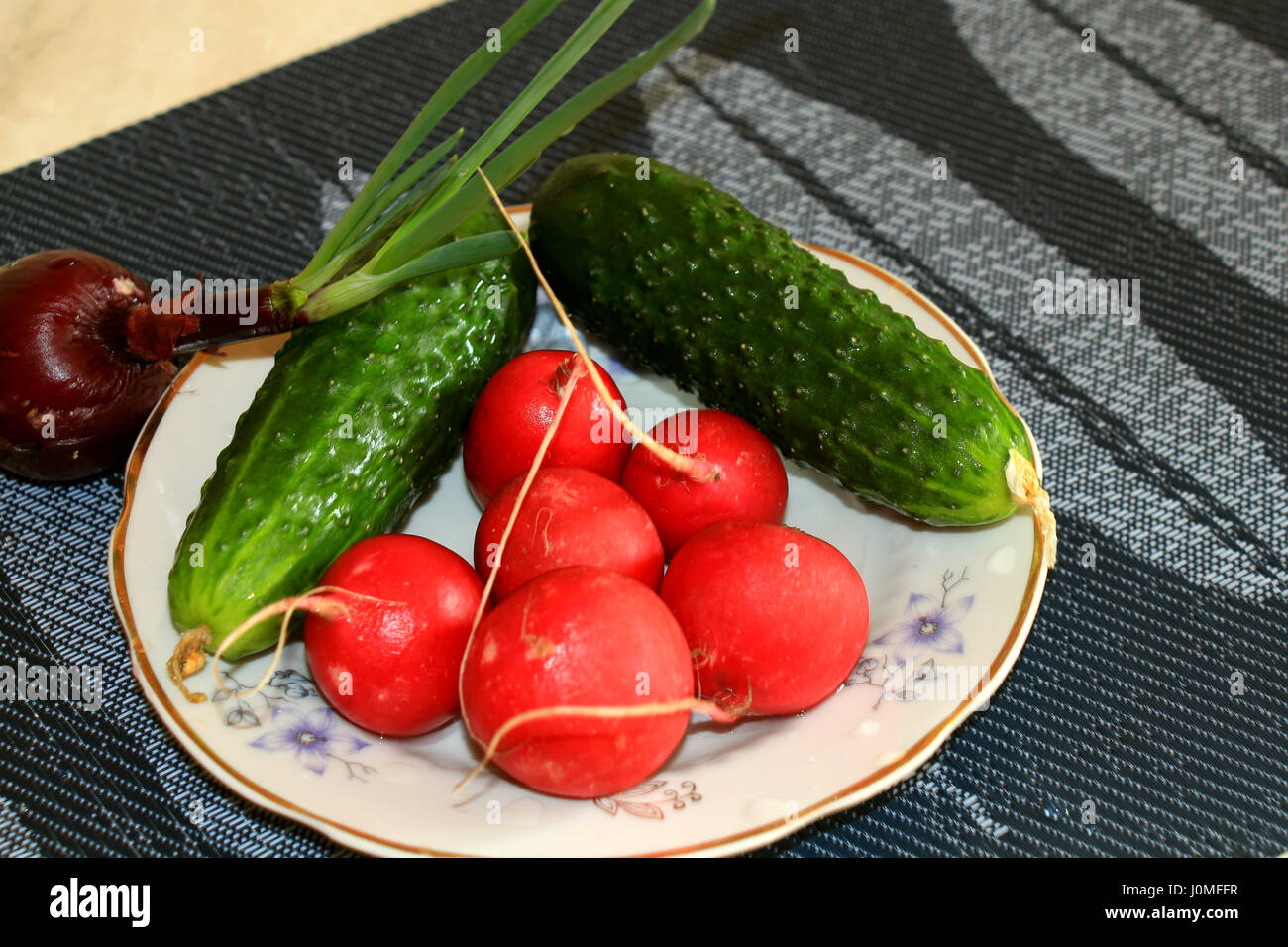 Il primo verdure. Fresco verde cetrioli e red ravanelli, cipolle - il tanto atteso verdure e vitamine dopo l'inverno. Essi aveva un buon odore fres Foto Stock