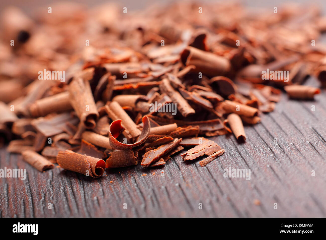 Riccioli di cioccolato scuro sul tavolo. Close-up foto. Foto Stock