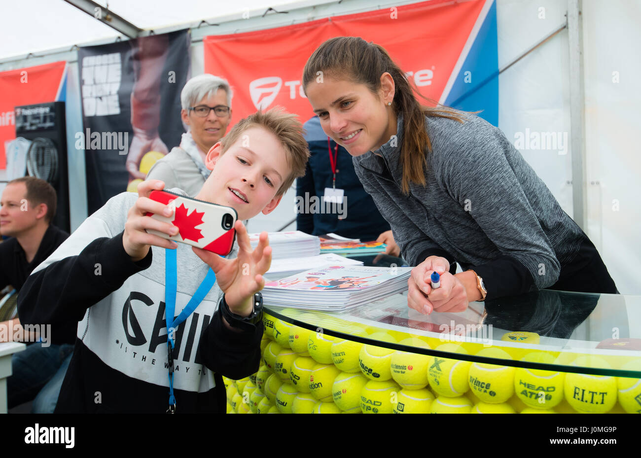 BIEL, Svizzera - 13 aprile : Julia Görges firma autografi al 2017 Ladies Open Biel WTA torneo internazionale di tennis Foto Stock