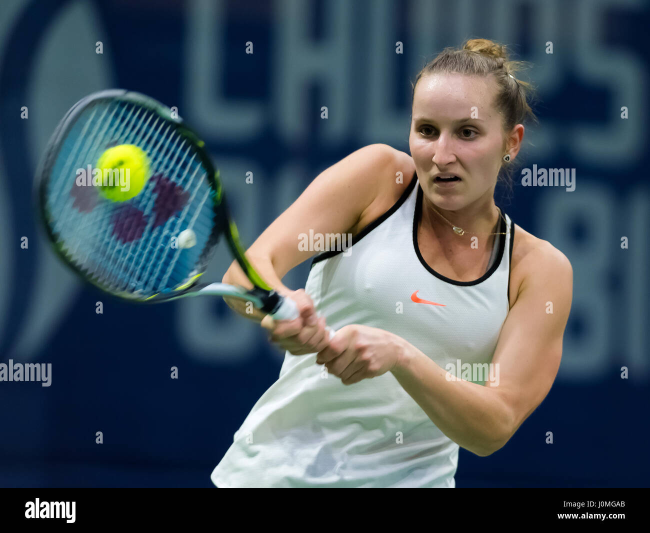 BIEL, Svizzera - 13 aprile : Marketa Vondrousova in azione al 2017 Ladies Open Biel WTA torneo internazionale di tennis Foto Stock