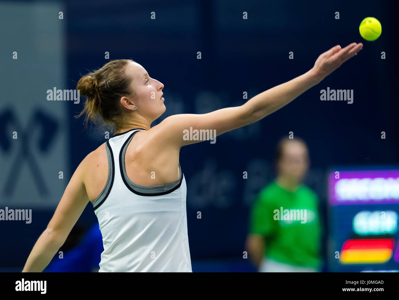 BIEL, Svizzera - 13 aprile : Marketa Vondrousova in azione al 2017 Ladies Open Biel WTA torneo internazionale di tennis Foto Stock