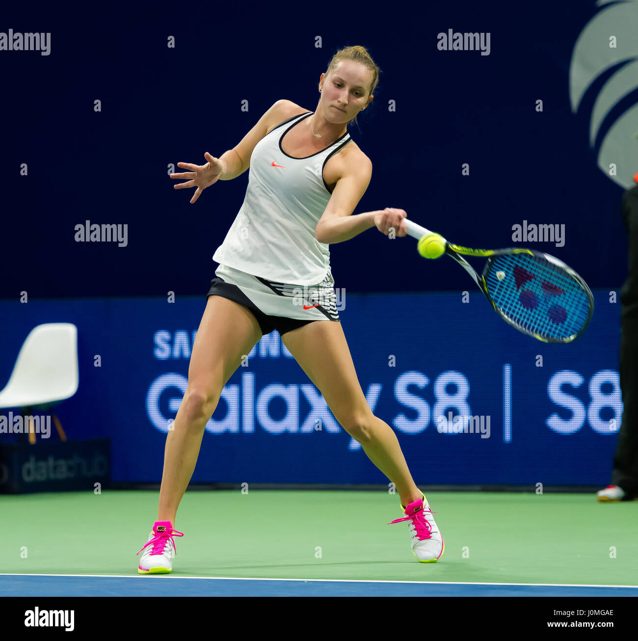 BIEL, Svizzera - 13 aprile : Marketa Vondrousova in azione al 2017 Ladies Open Biel WTA torneo internazionale di tennis Foto Stock
