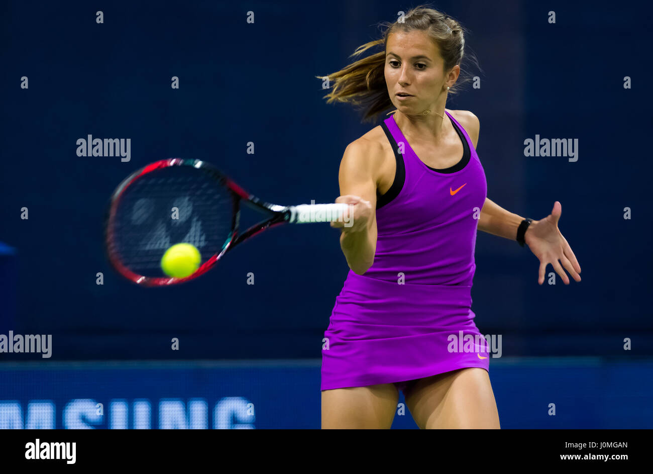 BIEL, Svizzera - 13 aprile : Annika Beck in azione al 2017 Ladies Open Biel WTA torneo internazionale di tennis Foto Stock