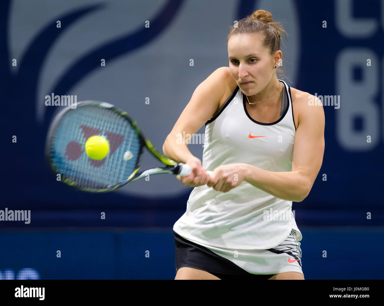 BIEL, Svizzera - 13 aprile : Marketa Vondrousova in azione al 2017 Ladies Open Biel WTA torneo internazionale di tennis Foto Stock