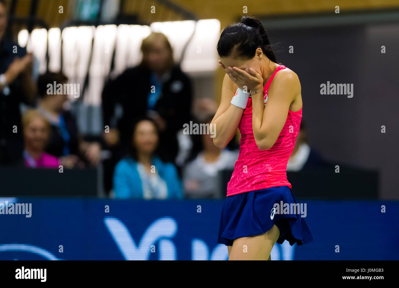 BIEL, Svizzera - 12 aprile : Victorija Golubic in azione al 2017 Ladies Open Biel WTA torneo internazionale di tennis Foto Stock