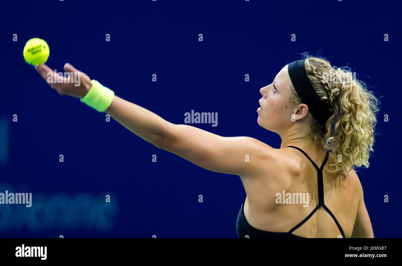 BIEL, Svizzera - 12 aprile : Laura Siegemund in azione al 2017 Ladies Open Biel WTA torneo internazionale di tennis Foto Stock
