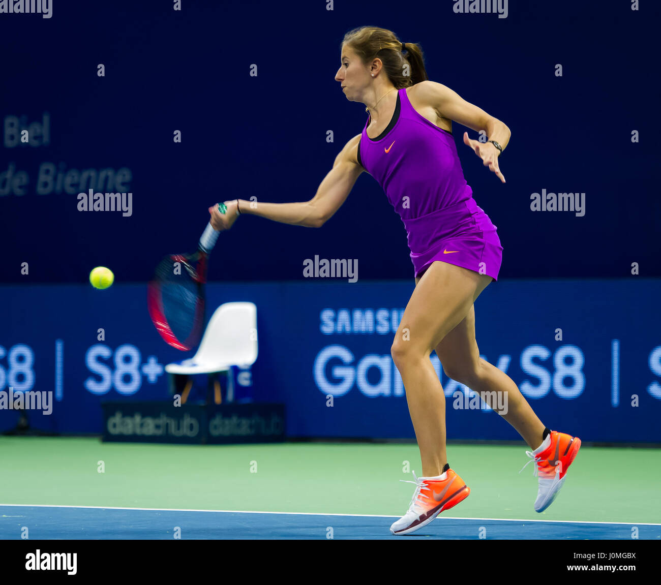 BIEL, Svizzera - 12 aprile : Annika Beck in azione al 2017 Ladies Open Biel WTA torneo internazionale di tennis Foto Stock