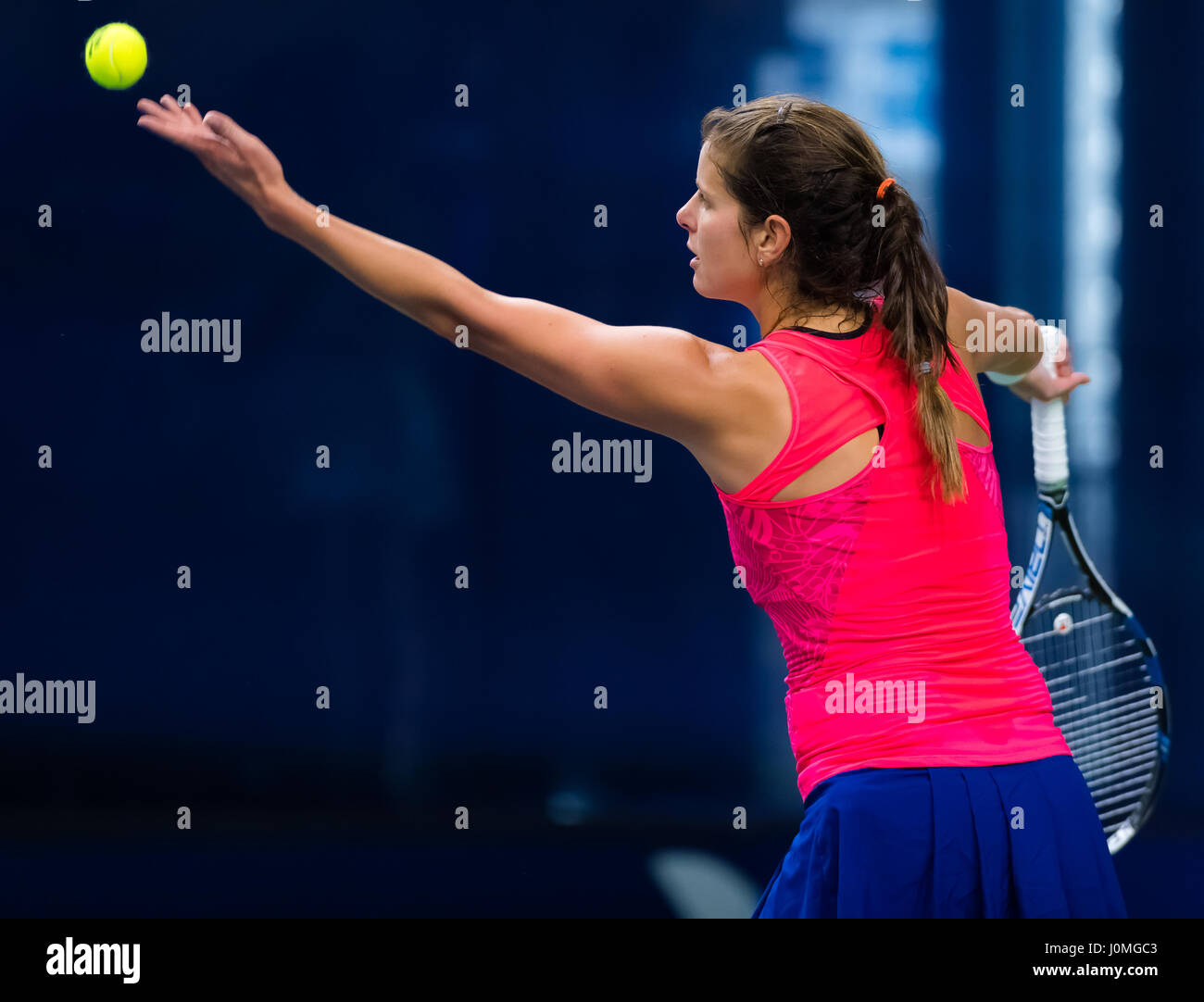 BIEL, Svizzera - 12 aprile : Julia Görges in azione al 2017 Ladies Open Biel WTA torneo internazionale di tennis Foto Stock