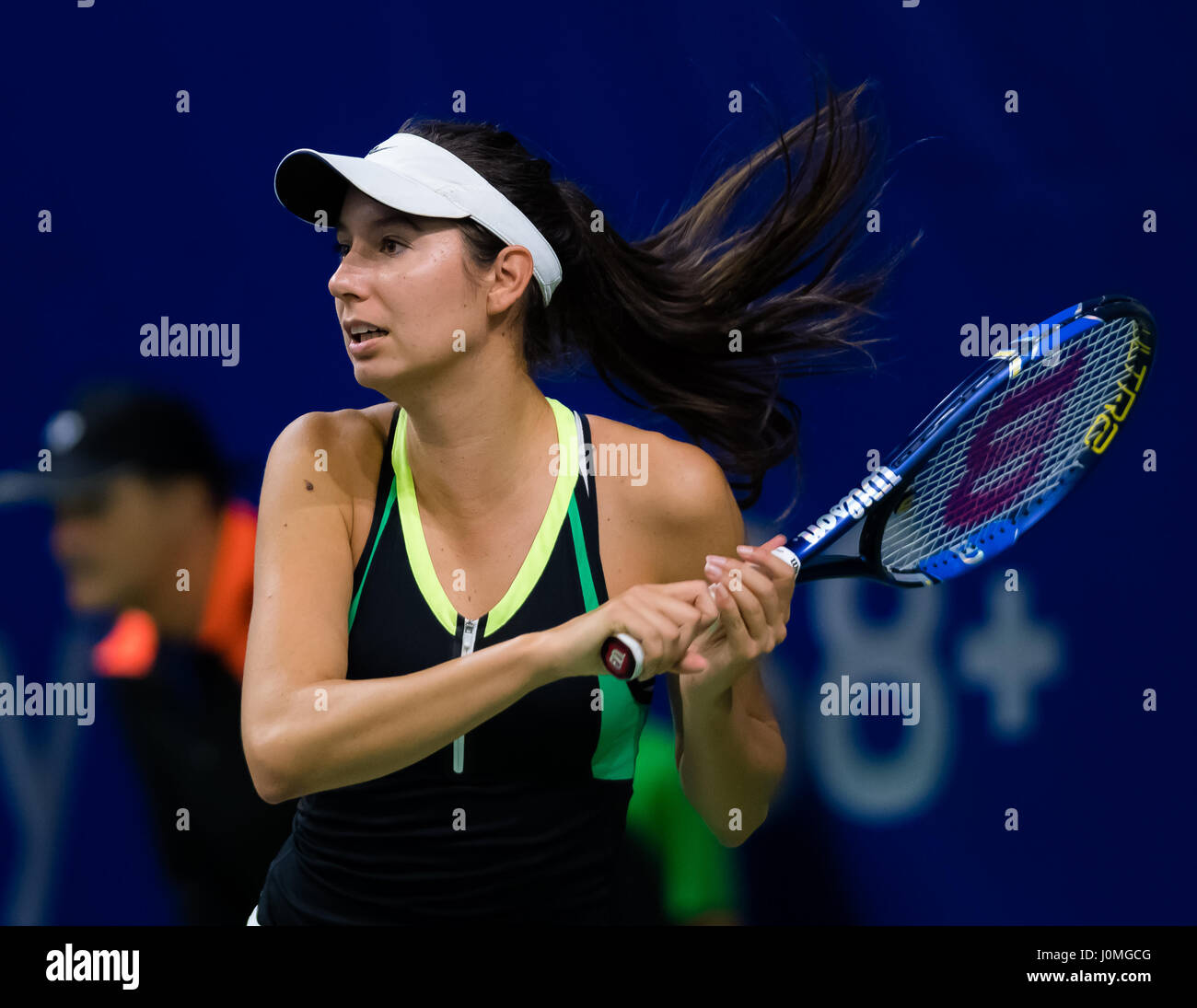 BIEL, Svizzera - 12 aprile : Oceane Dodin in azione al 2017 Ladies Open Biel WTA torneo internazionale di tennis Foto Stock
